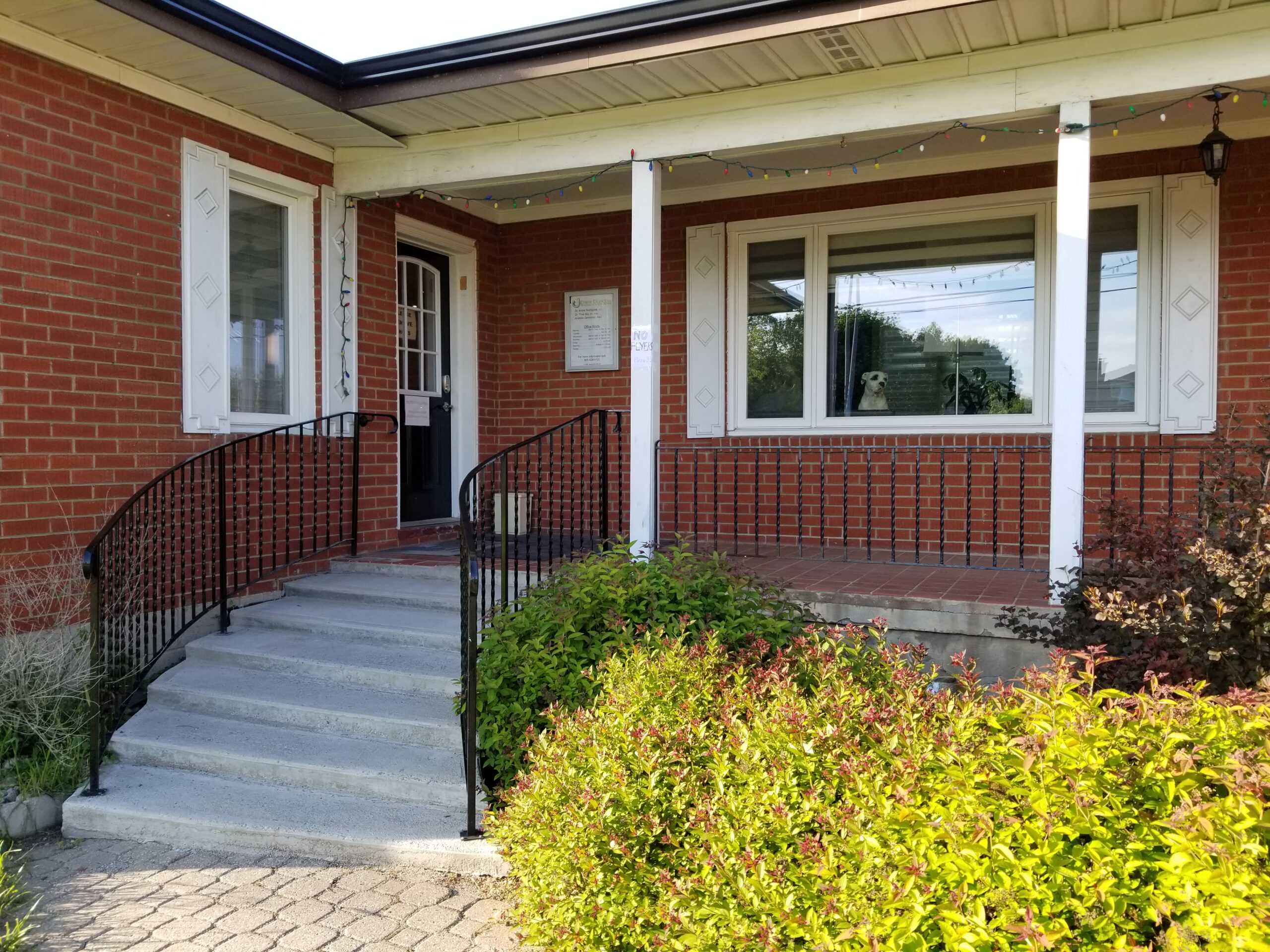 Exterior view of Acupuncture Heals clinic in Mississauga, ON, offering pain relief and cosmetic acupuncture