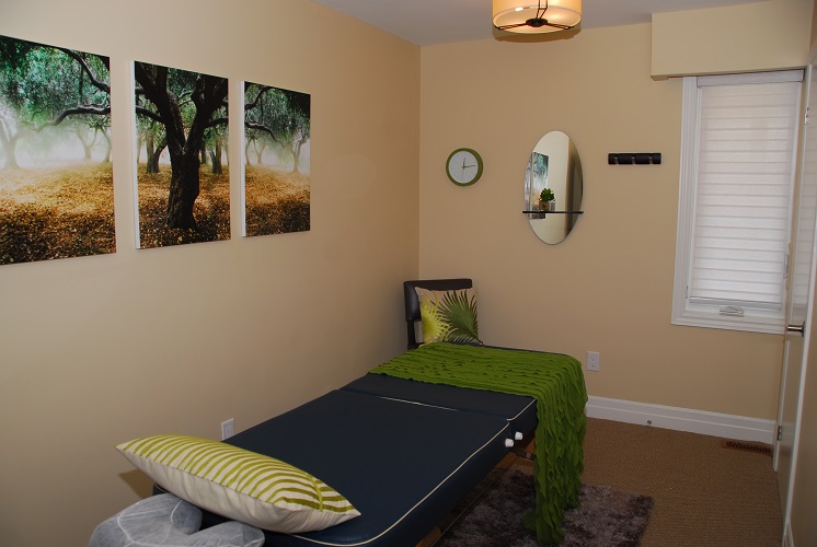 Tranquil acupuncture treatment room at Acupuncture Heals in Mississauga, ON, designed for comfort and relaxation